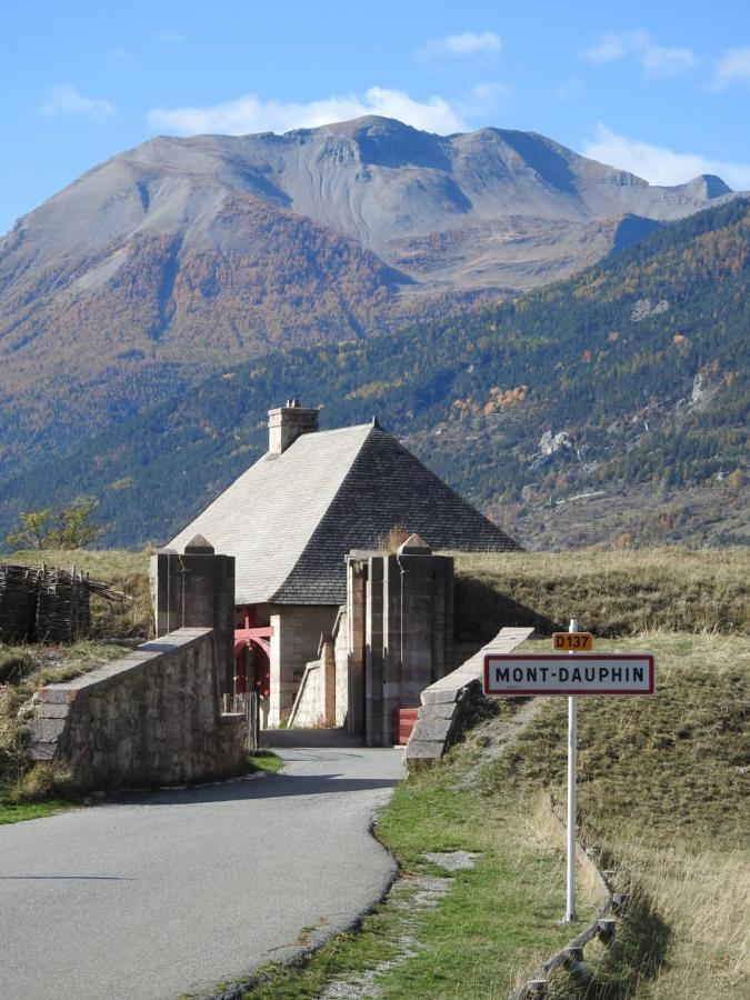 Le Pavillon Des Officiers Apart otel Mont-Dauphin Dış mekan fotoğraf