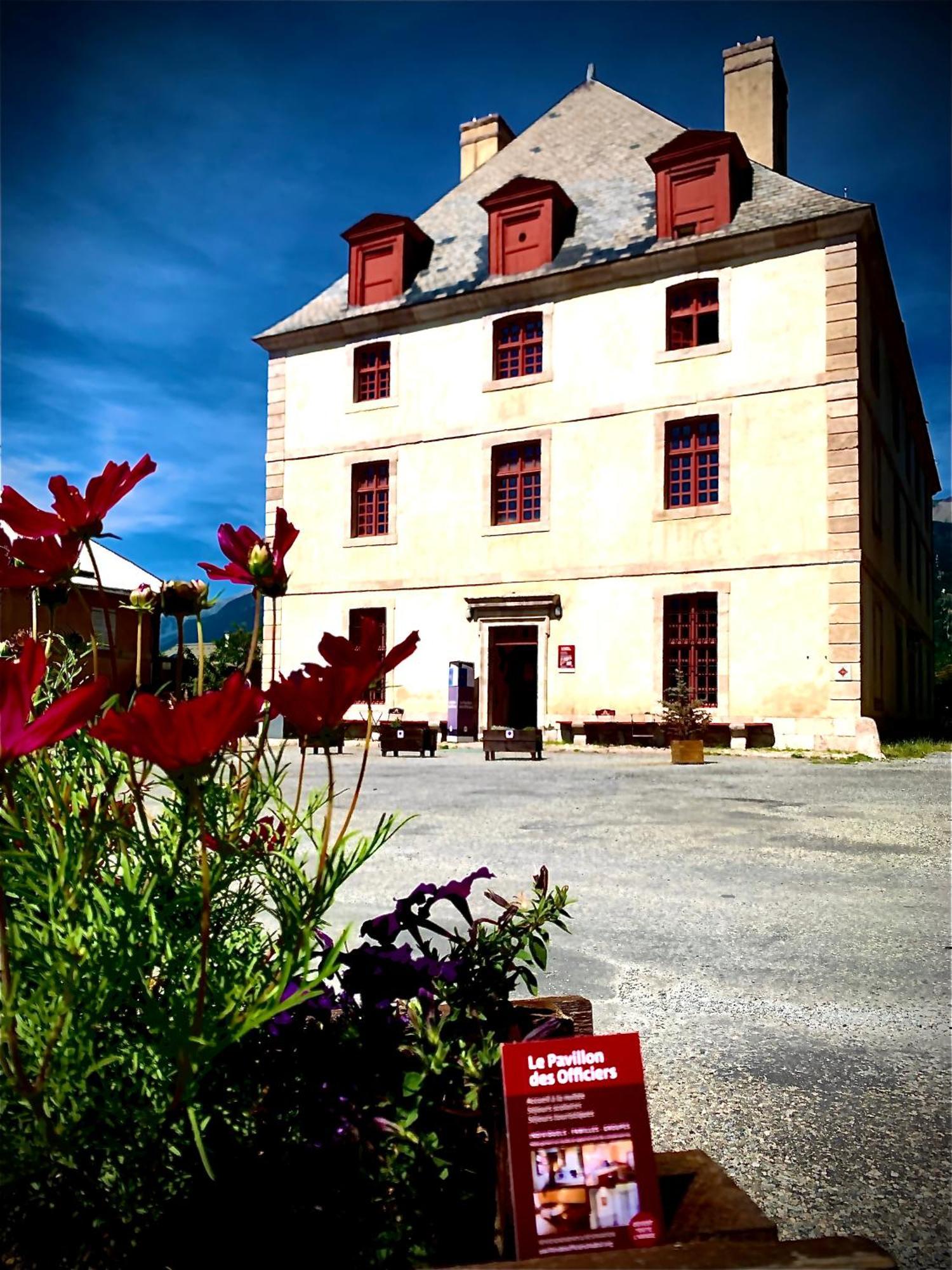 Le Pavillon Des Officiers Apart otel Mont-Dauphin Dış mekan fotoğraf